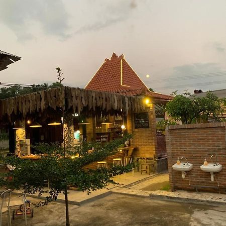 Djoglo Djatimalang Guesthouse Blitar Exteriör bild
