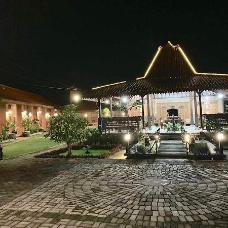 Djoglo Djatimalang Guesthouse Blitar Exteriör bild