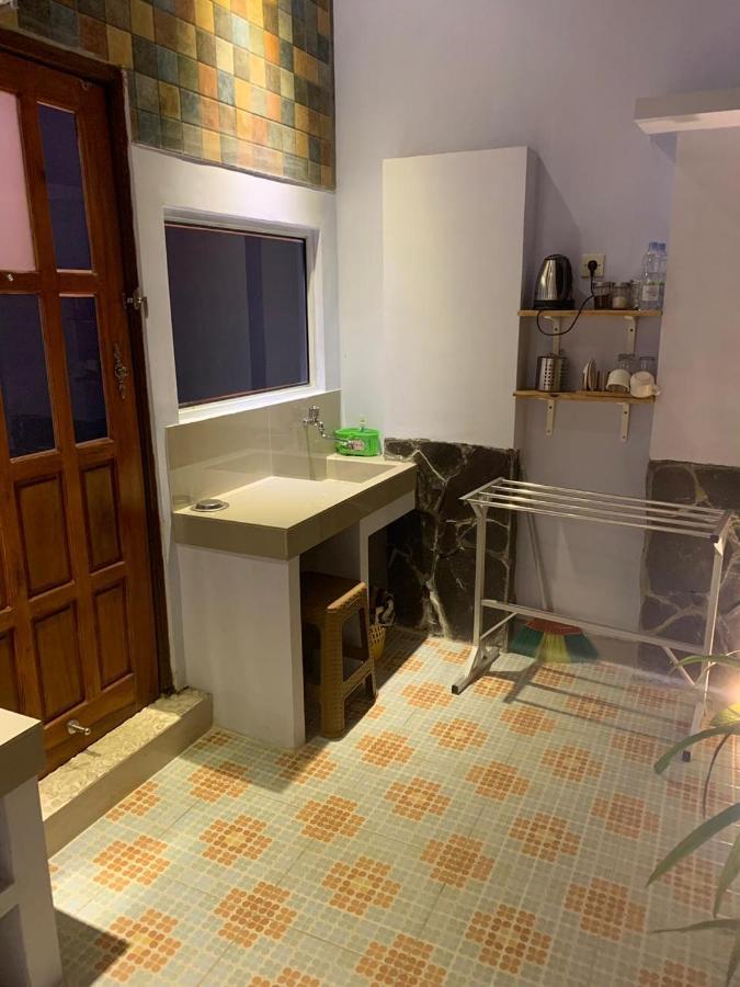 Djoglo Djatimalang Guesthouse Blitar Exteriör bild